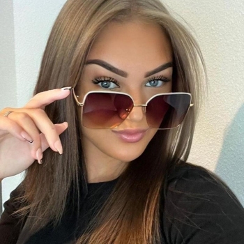 sexcontact met Divvy
