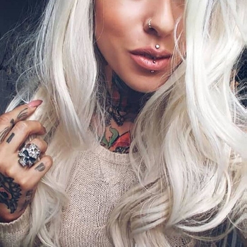sexdate met Needles_Pins_Tattoo